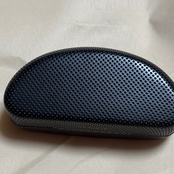 Guess Black and Silver Sunglasses with polarized lenses. - Picture 9 of 9